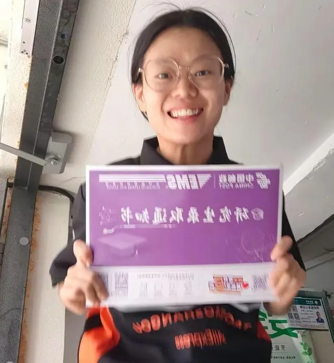 四川25岁外卖女孩考上研究生,专升本、拿奖学金、摩托车骑行,一路逆袭实现梦想